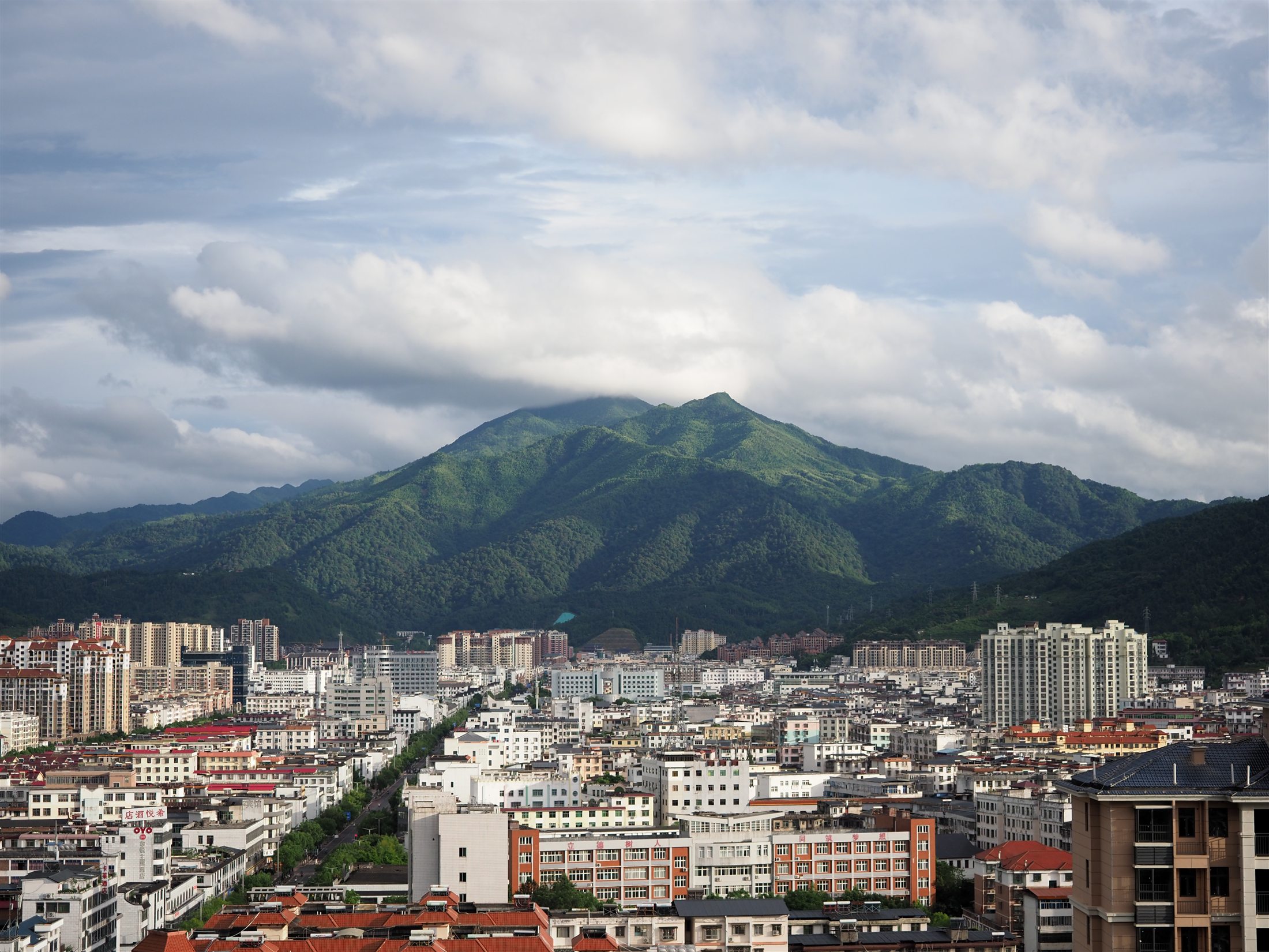 叶子科技所在地的城市与山景